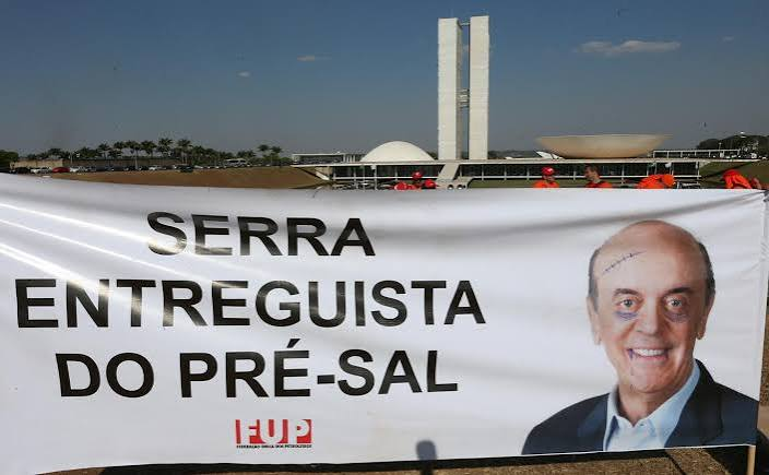 ComunistaOpres4's tweet photo. Nunca esqueço quando José Serra, que havia acabado de ajudar a derrubar Dilma, virou Ministro de Temer e entregou o Pré-Sal no Senado.

Este desgraçado vendeu mais riquezas brasileiras aos EUA que Bolsonaro jamais sonhou.

E irei soltar fogos quando ele morrer. https://t.co/D5opNPXndu