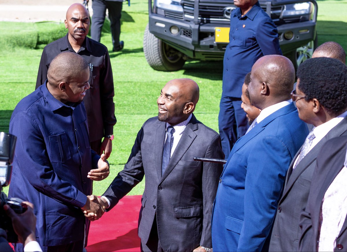 vpo_tanzania's tweet photo. Makamu wa Rais wa Jamhuri ya Muungano wa Tanzania Mhe. Deogratius Ndejembi akisalimiana na Viongozi na Watumishi mbalimbali wakati akiwasili katika Ofisi yaMakamu wa Rais (Muungano na Mazingira) iliyopo Mji wa Serikali Mtumba mkoani Dodoma, leo tarehe 31 Agosti 2026 https://t.co/jIEnaZrgJb