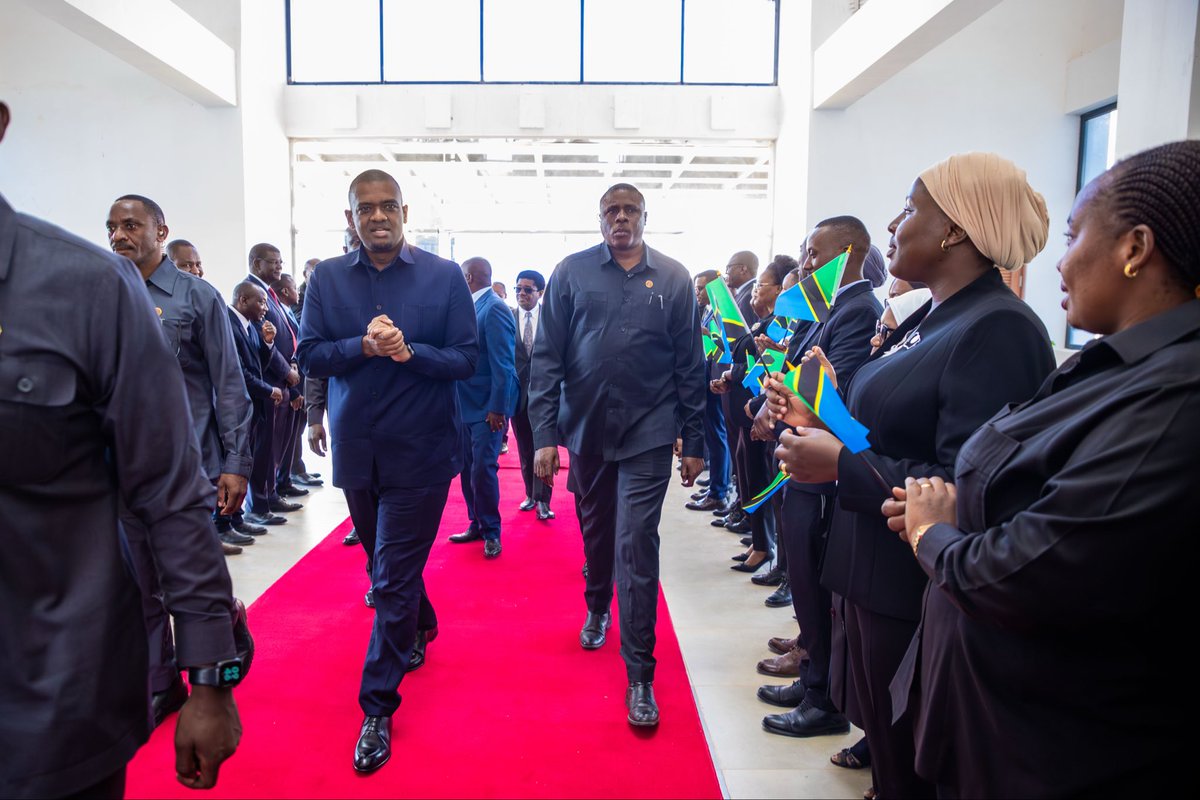 vpo_tanzania's tweet photo. Makamu wa Rais wa Jamhuri ya Muungano wa Tanzania Mhe. Deogratius Ndejembi akisalimiana na Viongozi na Watumishi mbalimbali wakati akiwasili katika Ofisi yaMakamu wa Rais (Muungano na Mazingira) iliyopo Mji wa Serikali Mtumba mkoani Dodoma, leo tarehe 31 Agosti 2026 https://t.co/jIEnaZrgJb