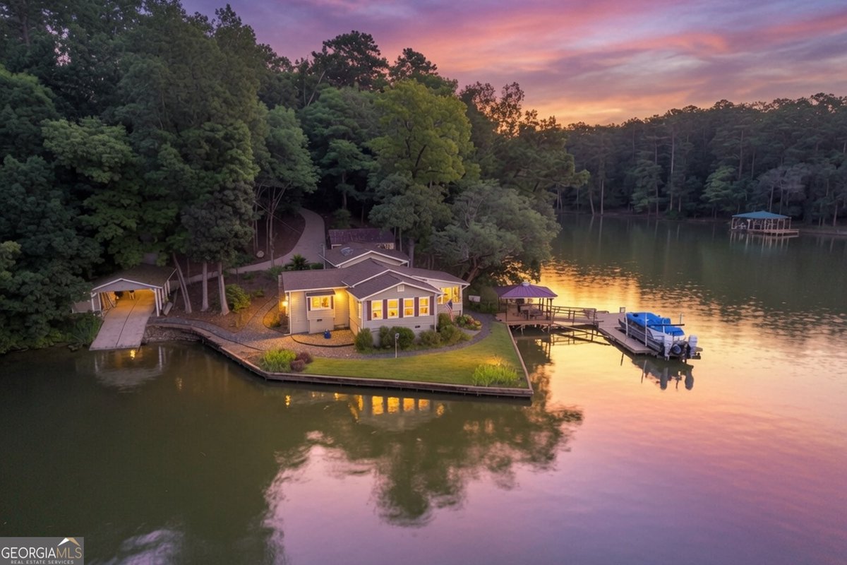 jacksonlakega's tweet photo. 🌊 Your private Jackson Lake retreat awaits! Fully furnished waterfront bungalow on a spectacular point lot near the dam with 400'+ shoreline &amp; appx 270° lake views. Deep-water cove, private boat ramp, floating dock w/lift, pergola...
https://t.co/sJ7U1drSv0 https://t.co/0Lhi5YbUe2