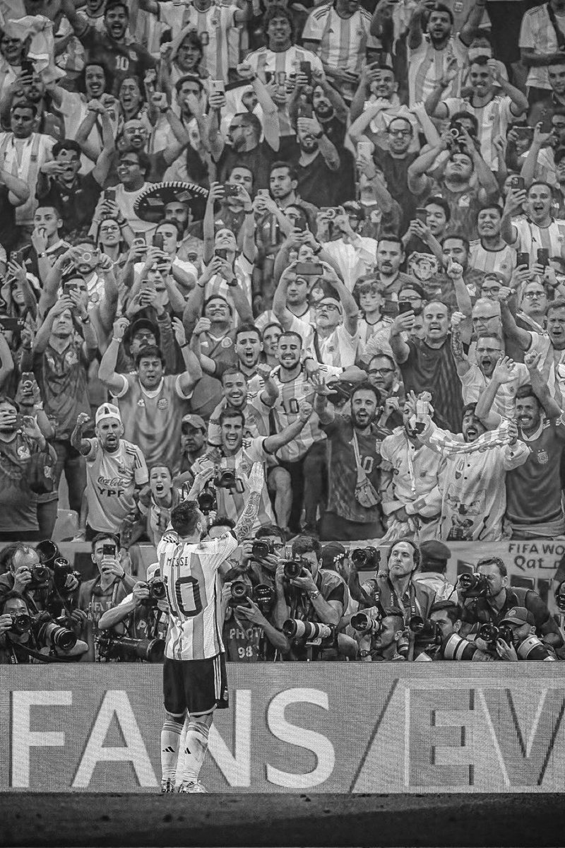 7lapulga's tweet photo. وداعاً لمن جعلنا نحب كرة القدم والارجنتين أكثر، ولمن أخذنا معه في رحلة امتدت من الدموع إلى المجد، بعدك لن تكون الأرجنتين كما كانت
سيخفت بريقها، وتغرب شمسها، لأن الشمس التي أضاءت لياليها طويلاً كانت أنت
شكرا ليو https://t.co/5LFLZq8Lkq