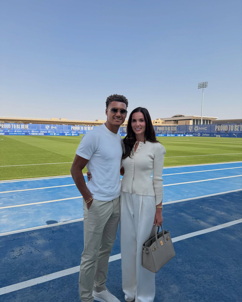hilalstuff's tweet photo. 📸 — أولي واتكينز بـرفقة عائلته في مقر النادي 💙 https://t.co/kgTUtemKZX