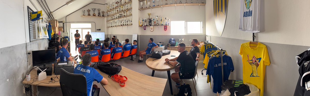 ctafiflp's tweet photo. ⚽️ El CTA continúa con las charlas arbitrales de pretemporada

El pasado jueves 27 de agosto, la UD Atalaya acogió en las instalaciones del club una nueva charla sobre las novedades arbitrales de cara a la temporada 2026/27.

🤝⚽️ Seguimos trabajando juntos por un fútbol mejor. https://t.co/snvVHc2Zpy