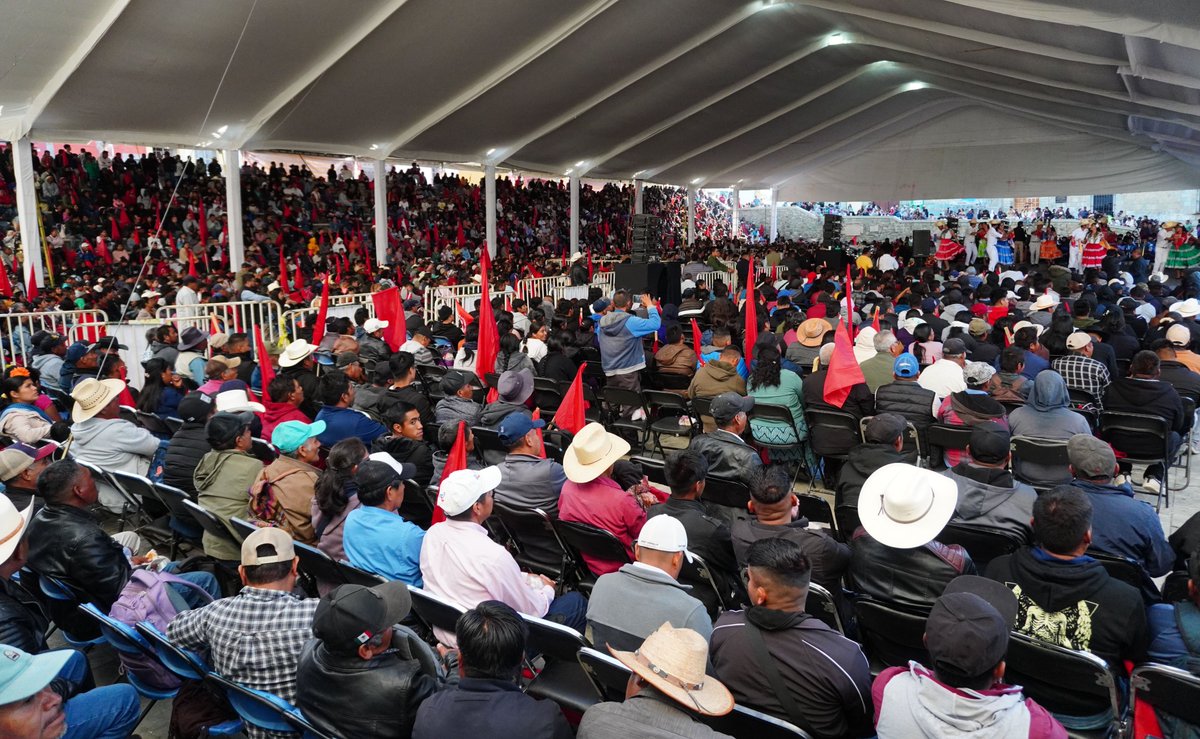 HomeroAE's tweet photo. El pueblo organizado y consciente puede conquistar el poder político para combatir la pobreza: @AquilesCordova 
* Más de 5 mil antorchistas de Oaxaca asistieron al Festival por la Unidad de los Pueblos. Es necesario que el pueblo se organice y luche para forjar su propio desarrollo y liberación.
https://t.co/wKox73AKEL