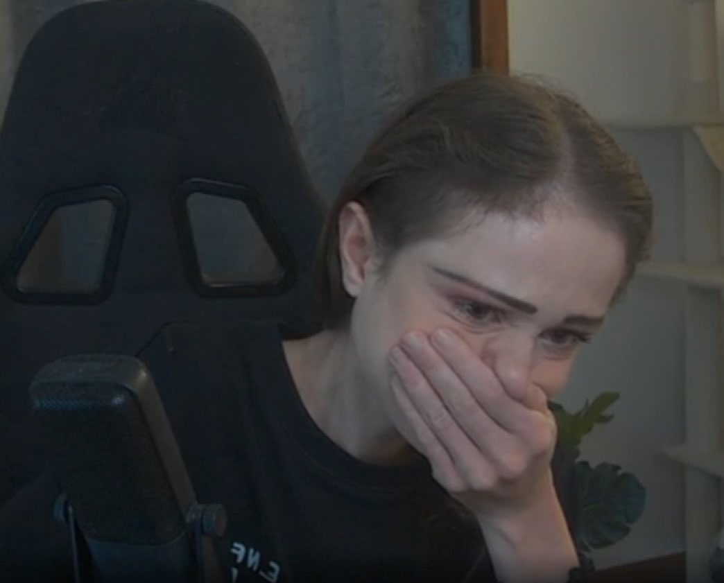 im_Jungo's tweet photo. Je sais que c’est une psychopathe.
Je sais ce qu’elle fait et dit.
Je sais ce qu’elle défend.
Je sais qui elle défend.
Je sais pour qui elle va voter.
Je sais ce qu’elle pense de nous.

Et pourtant je ne peux m’empêcher d’avoir de l’empathie pour cette meuf paumée dans la vie, qui à l’air d’être terriblement depressive et au bord du gouffre.

Que cette malade aille consulter une tribu de spécialistes et qu’elle quitte les réseaux, ça sera mieux pour tout le monde.