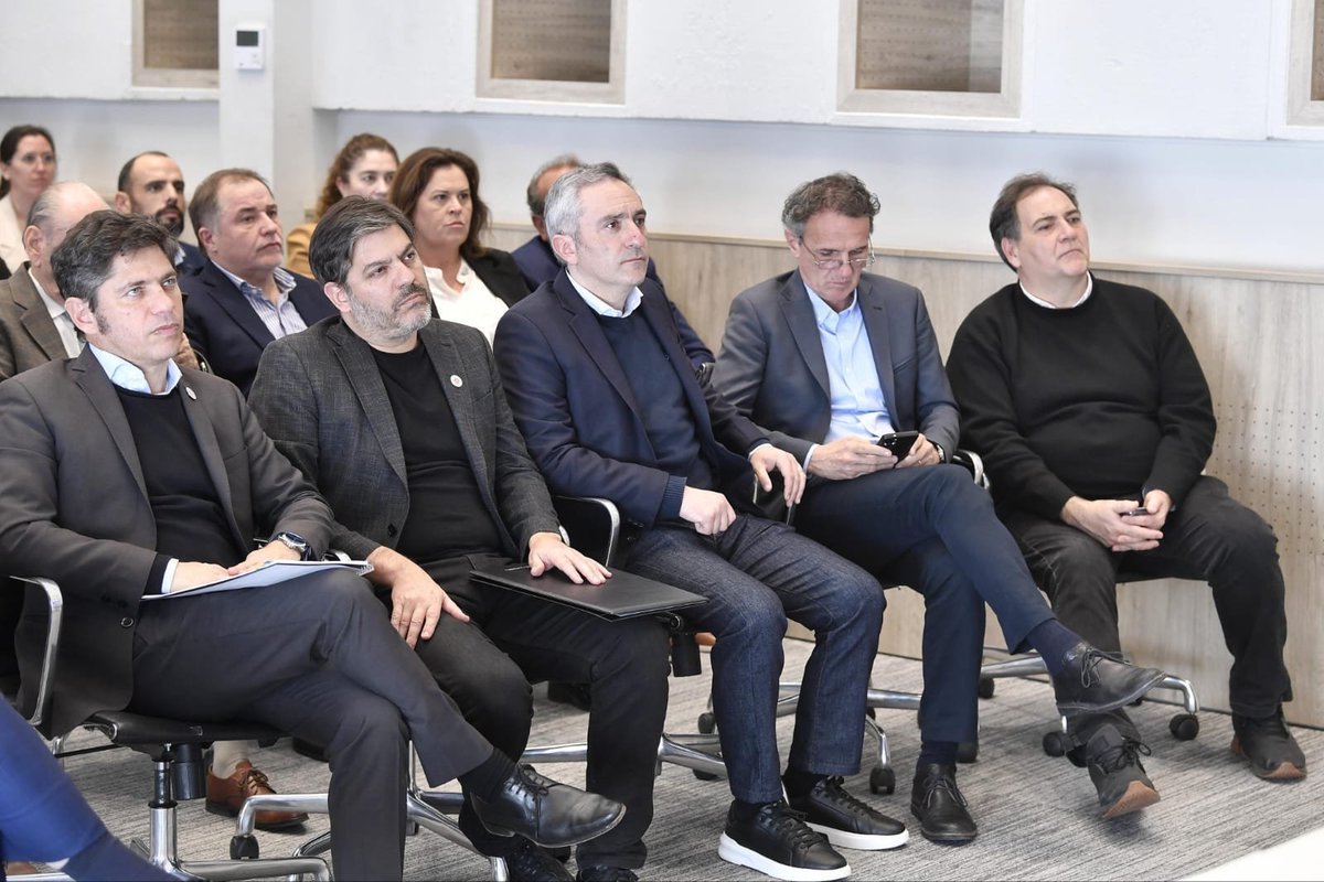 larroqueandres's tweet photo. En La Pampa acompañamos a @Kicillofok en el encuentro que mantuvo con @ZiliottoSergio donde firmaron acuerdos de cooperación en distintas áreas de gobierno.

En este marco, se firmó el convenio para que desde el @MinDesarrolloBA podamos desarrollar el sistema de centralización y manejo de datos pampeano PILQUÉN en nuestra provincia. Un avance que nos permitirá mejorar la planificación y el seguimiento de políticas sociales.

Ante la deserción del gobierno nacional, seguimos construyendo estrategias de carácter federal para llevar soluciones a la comunidad.