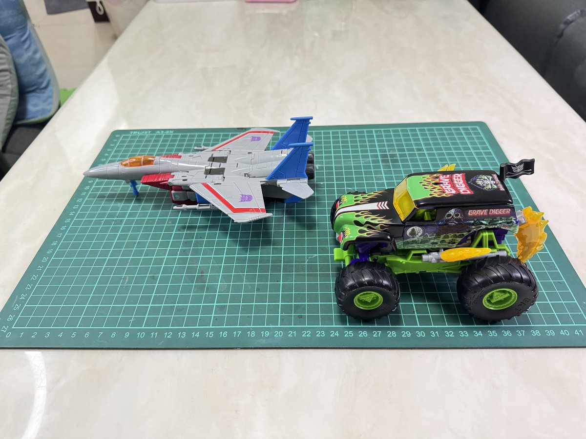 ShihShihMing1's tweet photo. Transformers X Monster Jam Grave Digger / Grim https://t.co/hlp3Y3YhzT