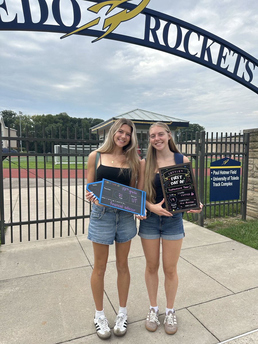 ToledoXCTF's tweet photo. Happy first day of school, Rockets!!🚀📚

#ForToledo | @keybank https://t.co/AtJVG8j3Ay