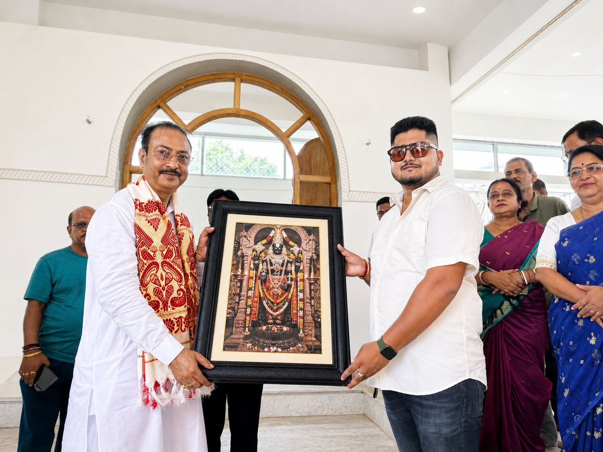 RipanDeb19's tweet photo. শুভ জন্মদিনের অনেক অনেক শুভেচ্ছা ও অভিনন্দন রইল  গুরদেব 🙏 https://t.co/gO4rdBMww0