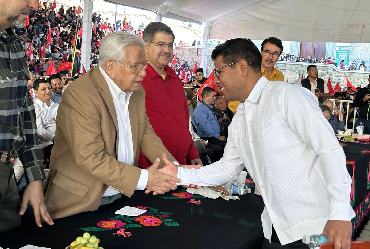 MCasiqueOlivos's tweet photo. EL PUEBLO ORGANIZADO Y CONSCIENTE PUEDE CONQUISTAR EL PODER POLÍTICO PARA COMBATIR LA POBREZA: AQUILES CÓRDOVA. Más de 5 mil antorchistas de Oaxaca asistieron al Festival por la Unidad de los Pueblos. Es necesario que el pueblo se organice y luche para forjar su propio desarrollo y liberación. La pobreza, la marginación y la falta de servicios públicos no desaparecerán mediante promesas electorales ni por la voluntad individual de algún gobernante, sino cuando quienes padecen esas condiciones construyan una fuerza organizada, consciente y capaz de intervenir en la vida política y conquistar el poder político del país, sostuvo Aquiles Córdova Morán, dirigente nacional del Movimiento Antorchista, ante más de 5 mil antorchistas, reunidos en el “Festival por la Unidad de los pueblos”, que se realizó el domingo 30 de agosto, en la Plaza de la Danza en el estado de Oaxaca.
