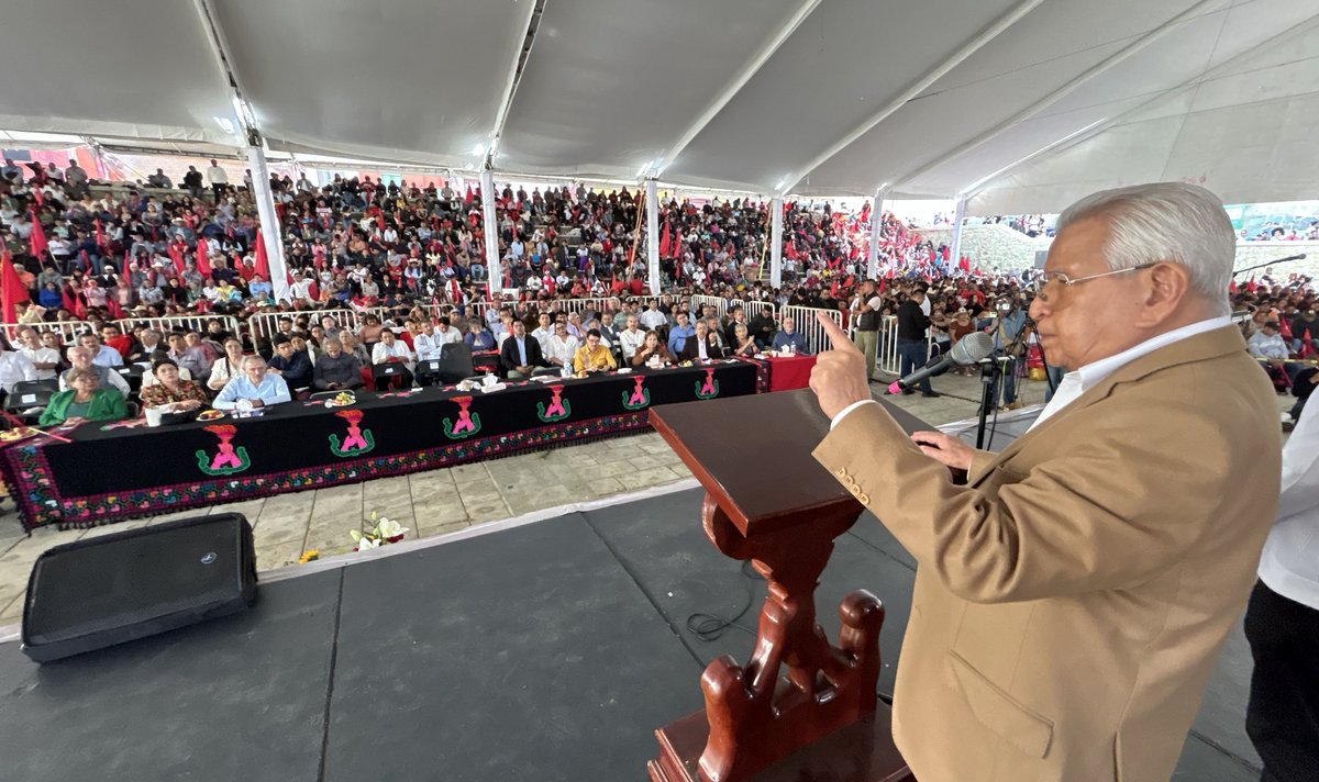 MCasiqueOlivos's tweet photo. EL PUEBLO ORGANIZADO Y CONSCIENTE PUEDE CONQUISTAR EL PODER POLÍTICO PARA COMBATIR LA POBREZA: AQUILES CÓRDOVA. Más de 5 mil antorchistas de Oaxaca asistieron al Festival por la Unidad de los Pueblos. Es necesario que el pueblo se organice y luche para forjar su propio desarrollo y liberación. La pobreza, la marginación y la falta de servicios públicos no desaparecerán mediante promesas electorales ni por la voluntad individual de algún gobernante, sino cuando quienes padecen esas condiciones construyan una fuerza organizada, consciente y capaz de intervenir en la vida política y conquistar el poder político del país, sostuvo Aquiles Córdova Morán, dirigente nacional del Movimiento Antorchista, ante más de 5 mil antorchistas, reunidos en el “Festival por la Unidad de los pueblos”, que se realizó el domingo 30 de agosto, en la Plaza de la Danza en el estado de Oaxaca.