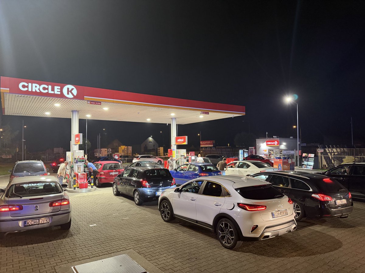 Lukasz_Kmita's tweet photo. 🔴Od jutra droższe paliwo⛽️ dzięki @donaldtusk Polacy masowo ruszyli na stacje paliw. 
W Trzebinii w okolicach stacji paliw Policja musi kierować ruchem. Od jutra drożej od 70-90 groszy na litrze! 
Donald potrafisz! https://t.co/n9NKkHNEZo