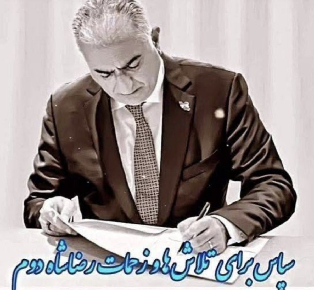 shahrvandepare's tweet photo. هر فعال سیاسی یا رسانه‌ای که به دنبال براندازی جمهوری اسلامی است و می‌گوید:
من رضاشاه دوم را قبول ندارم، ولی براندازم،
باید بدانیم که یا از تاریخ و سیاست کاملا ناآگاه و بی سواد است، یا عامدانه در مسیر جمهوری اسلامی حرکت می‌کند.
انقلابی که رهبری نداشته باشد، شورش است و سرانجامش نامشخص.
#جاویدشاه
#انقلاب_شیروخورشید 
#KingRezaPahlavi‌