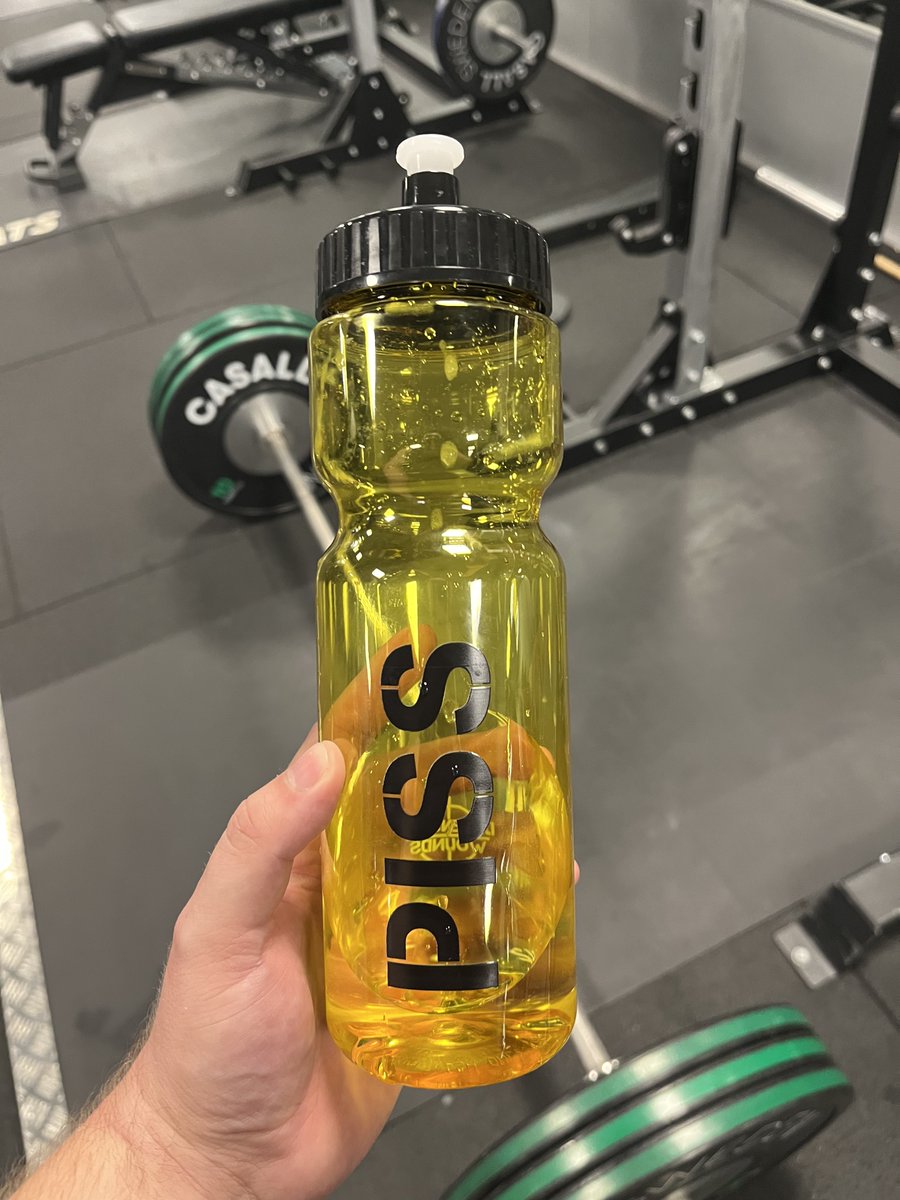 dasfagott's tweet photo. piss bottle premiere at the gym!! https://t.co/ZsWYcsPAhF
