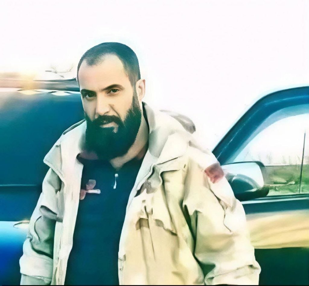 SyrianDawn1's tweet photo. "لا تحسبنّ الذين قُتِلوا في سبيل الله أمواتاً بل أحياءٌ ولكن لا تشعرون"

تعلن حركة فجر سوريا فخرها باستشهاد البطل فراس عبد الكريم حمود شهيداً سعيداً مقبلاً غير مدبر في حربه ضد الإرهاب، وعلى خطا الشهداء قاوم المجاميع الإرهابية المتمثلة بعناصر الجولاني وأتباعه ببطولة خالدة وروح نضالية عالية حتى استُشهد في مدينة صافيتا بمحافظة طرطوس رافضاً الذل، ومعلناً موقفه الثابت والراسخ على الحق. 

إنّ دماء الشهيد فراس حمود الزكية ستكون نبراساً مضيئاً في درب القتال والمواجهة، وستظل منارةً لكل فرد من أفراد الشعب السوري العظيم الذين مازالوا متمسّكين بمبادئهم الراسخة في مواجهة شتّى أشكال الاحتلال وأتباعه وذيوله. 

تتقدّم حركة فجر سوريا بأحرّ التعازي والمواساة القلبية إلى ذوي الشهيد، ورفاقه وأحبّته.  وإنّها تسأل الله أن يتغمّده بواسع رحمته، وأن يُلهم أهله ورفاقه الصبر والسلوان.

#حركة_فجر_سوريا