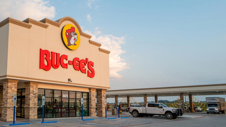 Conotocaurious1's tweet photo. Buc-ee’s is so successful because, in a world where ethnic cartels empowered by federal loans unavailable to Americans have mostly taken over the service-station industry and turned them into filthy, depressing places staffed by surly foreigners, they dare to ask, “What if a gas station were run by white people?”