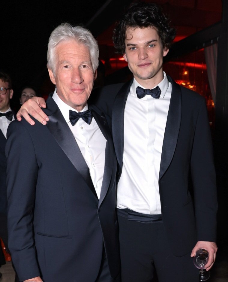 JacobElordiTV's tweet photo. And Gere’s son Homer appeared in season 3 of Euphoria as Dylan Reid, the guy Cassie (Sydney Sweeney) cheated on her husband Nate Jacobs (Jacob Elordi) with. 3/3 😁 #JacobElordi #RichardGere #euphoria #HomerGere #SydneySweeney https://t.co/XYVt79iT17