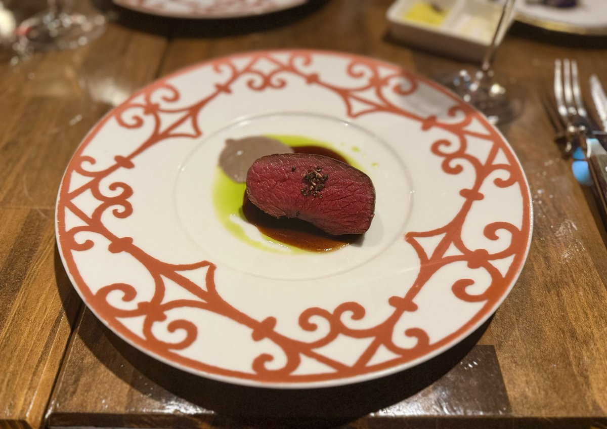 Savoy_truffe's tweet photo. 都内のジビエ専門店は数々行ってきたけれど、最も気に入ってしまったお店。ハンターシェフソムリエ(資格てんこ盛り)が作るジビエ料理は、各お肉の良さが活かされ、クラシカルなビストロ感でとても美味。ジビエで最もおいしいと耳にするアナグマはフルーツ園で捕獲されたそうで(かわいそうに)、お肉もフルーツ味で甘くジューシー。他にも、鹿のロースト、熊のクリーム煮、タヌキのタルトフランベ、アライグマのリエットと、一日でもかなりのジビエを堪能できます。ワインセレクトもきちんとしており、おすすめです。
グルマンズ・新御茶ノ水
