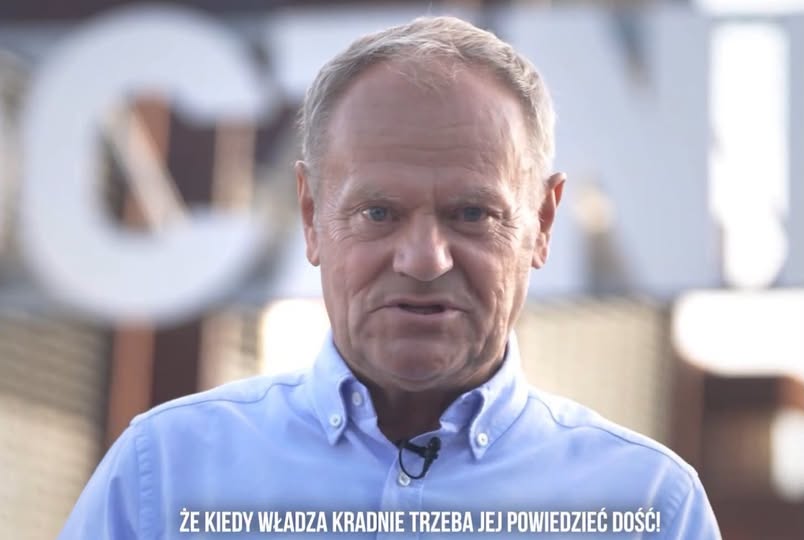 Darekbrzoza's tweet photo. "‼️Tusk potrzebuje leczenia i to natychmiast‼️
Na tle słynnej gdańskiej stoczni, w rocznicę porozumień sierpniowych, premier stoi i z poważną miną mówi coś, przez co oplułem się kawą! 🤣
„Lekcja Sierpnia ’80 jest prosta” – powiedział. „Kiedy władza kradnie, trzeba powiedzieć dość. I trzeba bezbłędnie odróżniać prawdę od kłamstwa”.
TAK, to naprawdę padło z jego ust. 🤡
O kłamstwie poucza nas facet, który jest podręcznikowym mitomanem, patologicznym kłamcą i skrajnym manipulatorem! 🤣
To jest tak grube, że aż bolą uszy.
Donaldzie Tusku! Przeciętny obywatel w kilka sekund potrafi podać przykłady najbardziej wstrętnych kłamstw, z których zasłynąłeś bardziej niż z jakichkolwiek pozytywnych efektów twojej nieWŁADZY. 🤡
🔴 Paliwo po 5,19 zł – już, teraz, jedna Twoja decyzja i Polacy tankują najtaniej w Europie. 🤣
Jak to dobrze, że jesteś, inaczej bylibyśmy zmuszeni płacić horrendalne 6,70 zł za 95.
A NIE! CZEKAJ… 😂
🔴 100 konkretów (kłamstw) na 100 dni. 3 lata później marna 1/3 zrealizowana z tej listy.
Ale ty przed swoimi wyborcami spłakałeś się, że dostałeś tylko 30% głosów, stołek premiera, najważniejsze resorty i setki tysięcy stanowisk.
Nie. Ty musisz mieć władzę absolutną jak w PRL-u i mocodawców w Brukseli zamiast Moskwy. 🤣
Zachowałeś się jak typowy naciągacz i krętacz, który malutkim, niewidocznym druczkiem dopisuje haczyk do umowy. 🤡🤡
🔴 Albo słynne: „Porodówka w Lesku NIE JEST zamknięta”.
Rzecznik nieRZĄDU musiał potem przepraszać, bo oddział nie działa od miesięcy. Kłamał w żywe oczy młodemu chłopakowi i nawet się nie wzruszył.
🔴 „Trump to rosyjski agent, człowiek Putina, zależny od służb”.
Rzekomo powoływał się na amerykańskie dochodzenia.
Takie same dochodzenia jak w przypadku Szpitala Południowego czy funduszy dla powodzian. 😅
🔴 „Odpolitycznimy TVP”.
Zatrudnili zasłużone tuzy „Gazety Wyborczej”, Schnepf, Dobrosz-Oracz i zrobili z tego telewizję dla 20% populacji „silnych razem”, finansowaną przez CAŁĄ populację Polaków. 😃
🔴 „Nie podniesiemy wieku emerytalnego”. Powtarzał to jak mantrę. Wystarczyło znaleźć naiwnego Kosiniaka, który wyręczył Tuska i zrobił za niego brudną robotę. 👌
Dobra, bo tego jest ZA DUŻO, by omawiać każdy przypadek z osobna.
Zniesienie limitów do lekarzy w NFZ, rozliczenia, kwota wolna 60 tys. zł, przypisywanie sobie sukcesów poprzedników... 🤡
➡️ Lista kłamstw jest milion razy dłuższa niż czas, który Tusk spędził w Stoczni na kręceniu tego żałosnego filmiku.
I teraz wisienka na torcie.
Ten człowiek pierniczy o władzy, która kradnie! 😱
Donek, ty dosłownie stoisz na czele formacji, która pobiła rekord w liczbie afer w ciągu jednego miesiąca z przekrętami i wyłudzeniami!! 🤣🤣
Jesteś na samym szczycie tego samego systemu, który zmobilizował stoczniowców i resztę Polski do największego buntu, jaki świat widział‼️
➡️ Różnica jest tylko jedna. Komuniści przynajmniej coś jeszcze budowali, produkowali, starali się utrzymać ten bałagan na nogach. Wy przez trzy lata głównie przebimbaście, obiecywaliście i kłamaliście.
➡️ I teraz macie czelność stawać w tym samym miejscu i mówić o prawdzie?
Sierpień ’80 to był bunt przeciw kłamstwu, kradzieży i autorytaryzmowi.
Ten sam Tusk, który w 1980 roku walczył przeciwko opresji, dzisiaj stoi po drugiej stronie i ma czelność mówić nam, co jest dobre, a co złe❓"
za Słuchaj, bo ważne