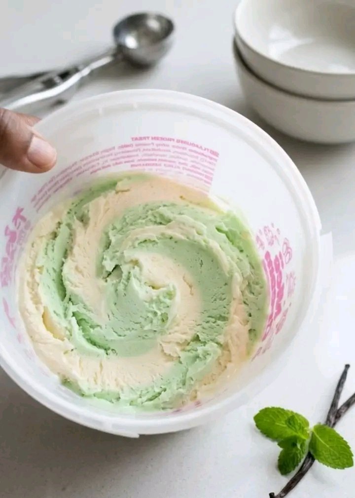 Mlu__N77's tweet photo. "I took R70 from my 370 and started ice cream business and now am happy with the results, I bought the smalI  bucket which is R50 and plastic are R20 then i  sell for R5  3 tablespoons I made R60 profit" https://t.co/nD6DGlDPKP