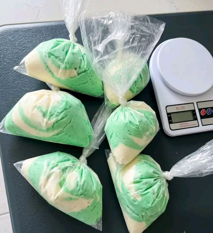 Mlu__N77's tweet photo. "I took R70 from my 370 and started ice cream business and now am happy with the results, I bought the smalI  bucket which is R50 and plastic are R20 then i  sell for R5  3 tablespoons I made R60 profit" https://t.co/nD6DGlDPKP
