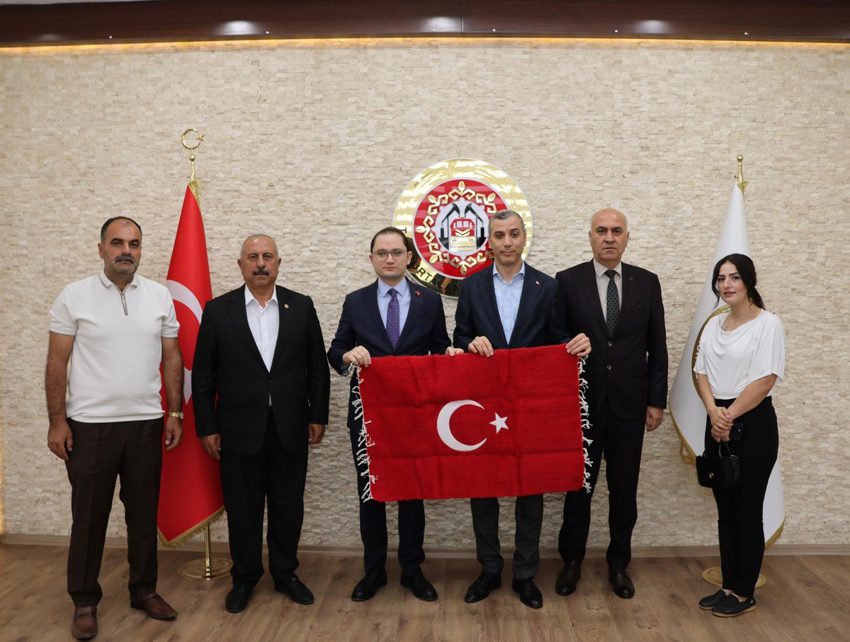 Cengizhantukenm's tweet photo. 📍 KURTALAN

Kurtalan İlçe Başkanımız Burhan Polat, İl Başkan Yardımcımız Tuncer Uz ve Kayabağlar Belde Başkanımız Cengiz Pektaş ile birlikte, Kurtalan Kaymakamlığı görevine atanan Sayın Salih Başara’ya hayırlı olsun ziyaretinde bulunduk.

Sayın Kaymakamımıza nazik ev sahipliği ve misafirperverlikleri için teşekkür ediyor, yeni görevinde başarılar diliyoruz. 🇹🇷