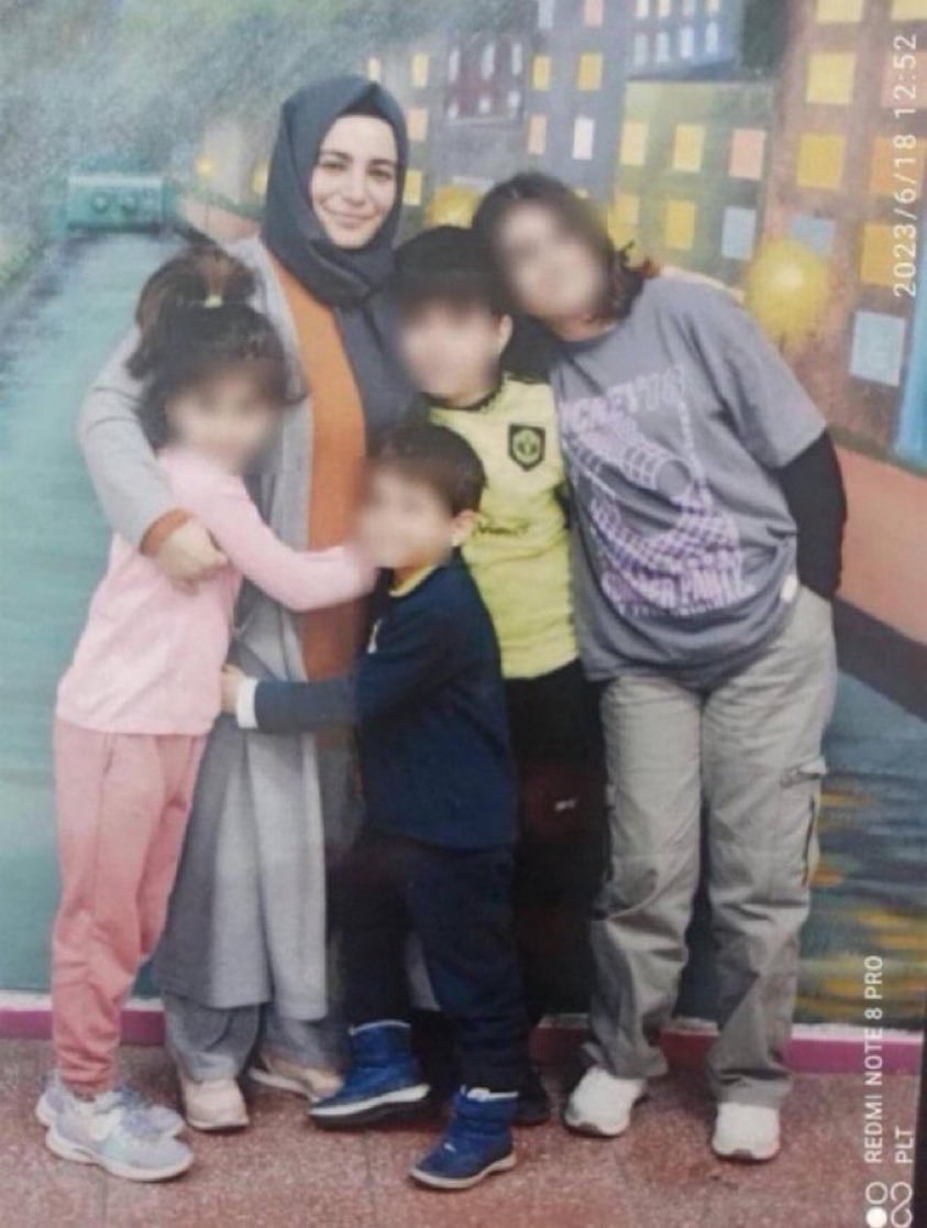 TutsakBebekler's tweet photo. Öğretmen Yeliz Temur, 17 Haziran 2023’ten beri hapiste.Eşi yıllarca hapiste kaldıktan sonra tahliye oldu. Temur ailesinin 4 çocuğu, yıllarca ebeveynsiz büyüdü. 

Yeliz Temur'un ve eşinin masum olduğunu AİHM 2023 Yalçınkaya ve 2026 Yasak kararlarıyla teyit etmesine karşın babalarına kavuşan 4 kardeşin anne hasreti devam ediyor. 
@serrafine 

#KHKlarİptalEdilirse