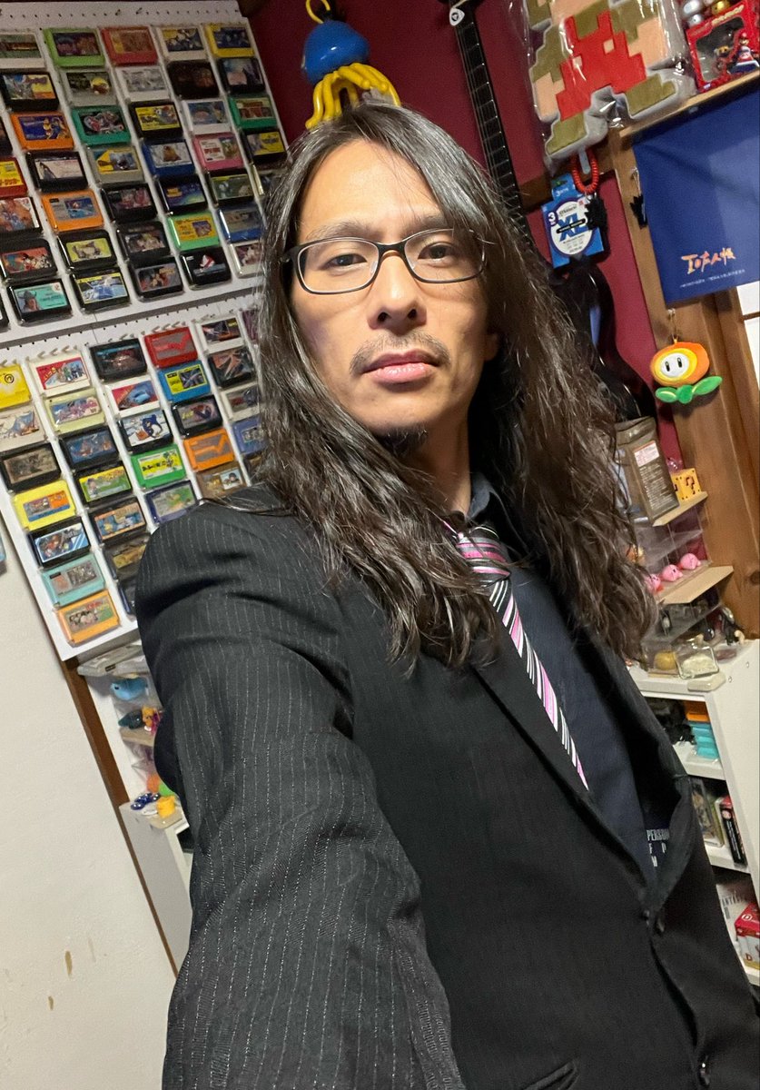 oyuGAMEHOUSE's tweet photo. 39歳になりました！！！！

難易度ベリーハードの30代最後の1年、死ぬ気で生き抜きます！

雑談配信でもたくさんの人にお祝いの言葉を頂き、生きる気力をメチャクチャ貰えたのでまだまだ頑張れます！！

成人式のときに作ったスーツ、今年はズボンが入らなかったので最近話題のハーパンおじさんでしたξ https://t.co/abPvIP1yNq