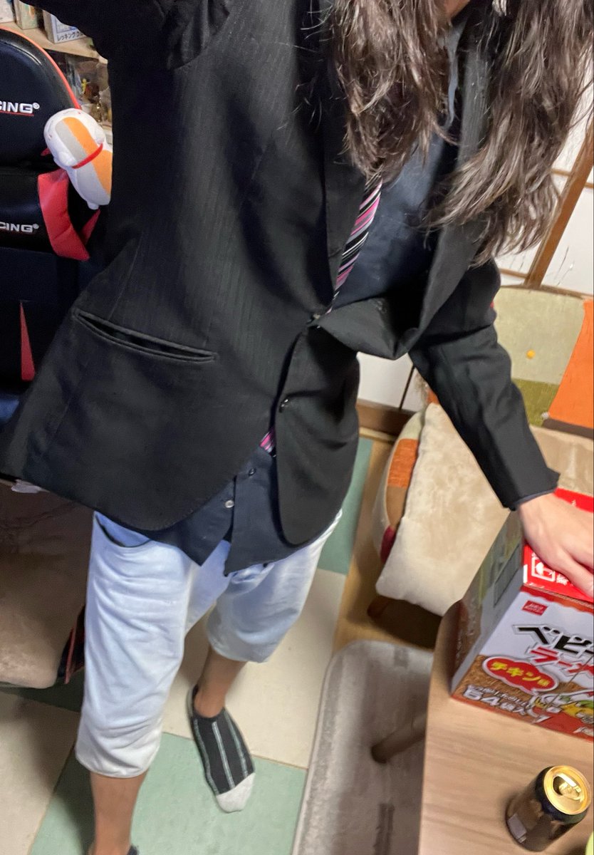 oyuGAMEHOUSE's tweet photo. 39歳になりました！！！！

難易度ベリーハードの30代最後の1年、死ぬ気で生き抜きます！

雑談配信でもたくさんの人にお祝いの言葉を頂き、生きる気力をメチャクチャ貰えたのでまだまだ頑張れます！！

成人式のときに作ったスーツ、今年はズボンが入らなかったので最近話題のハーパンおじさんでしたξ https://t.co/abPvIP1yNq