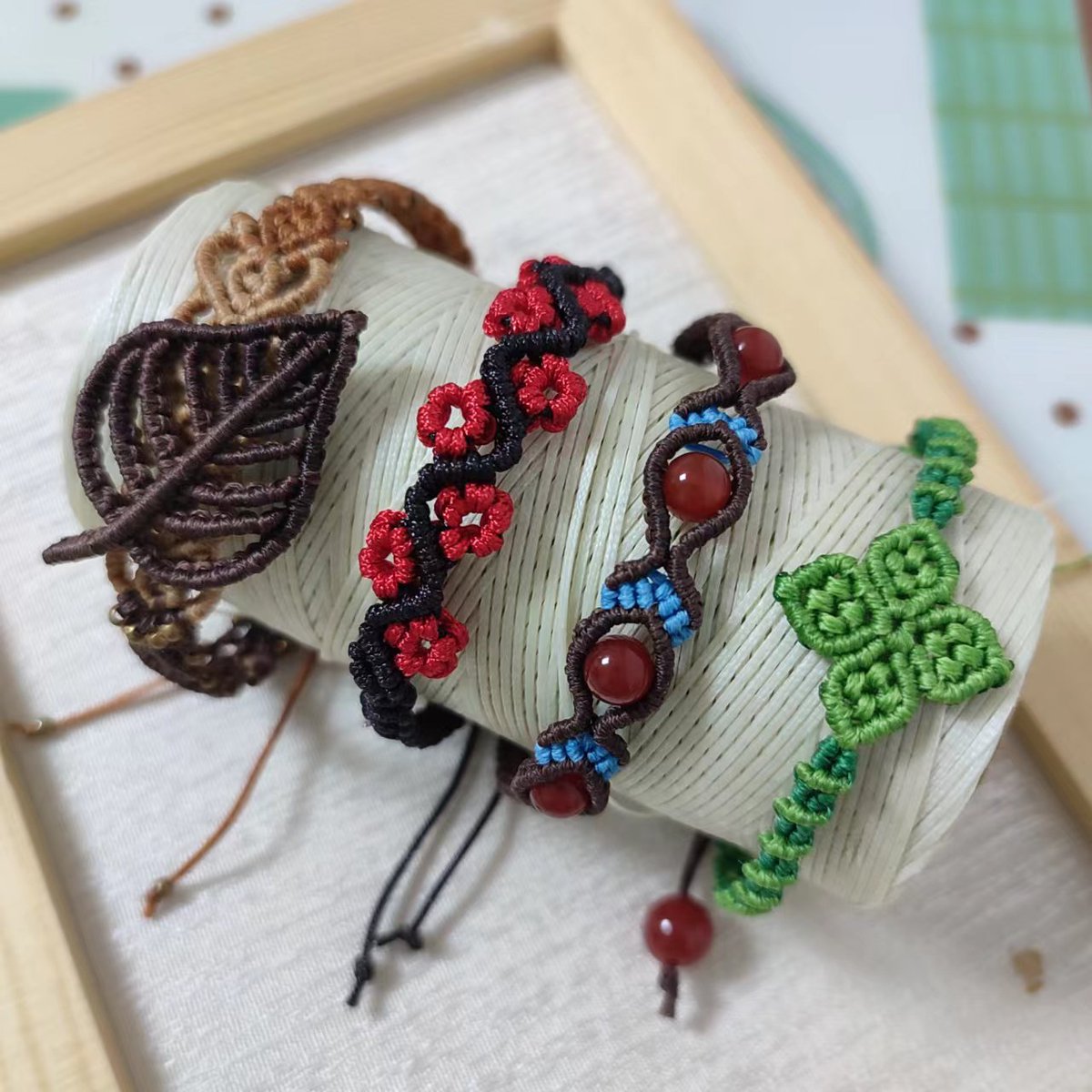 JuneRaywmdi's tweet photo. DIY simple de pulsera de hilo, perfecta para tu look diario. Solo necesitas 5 minutos y materiales básicos! #ManualidadesRápidas， https://t.co/KGLCp71M34