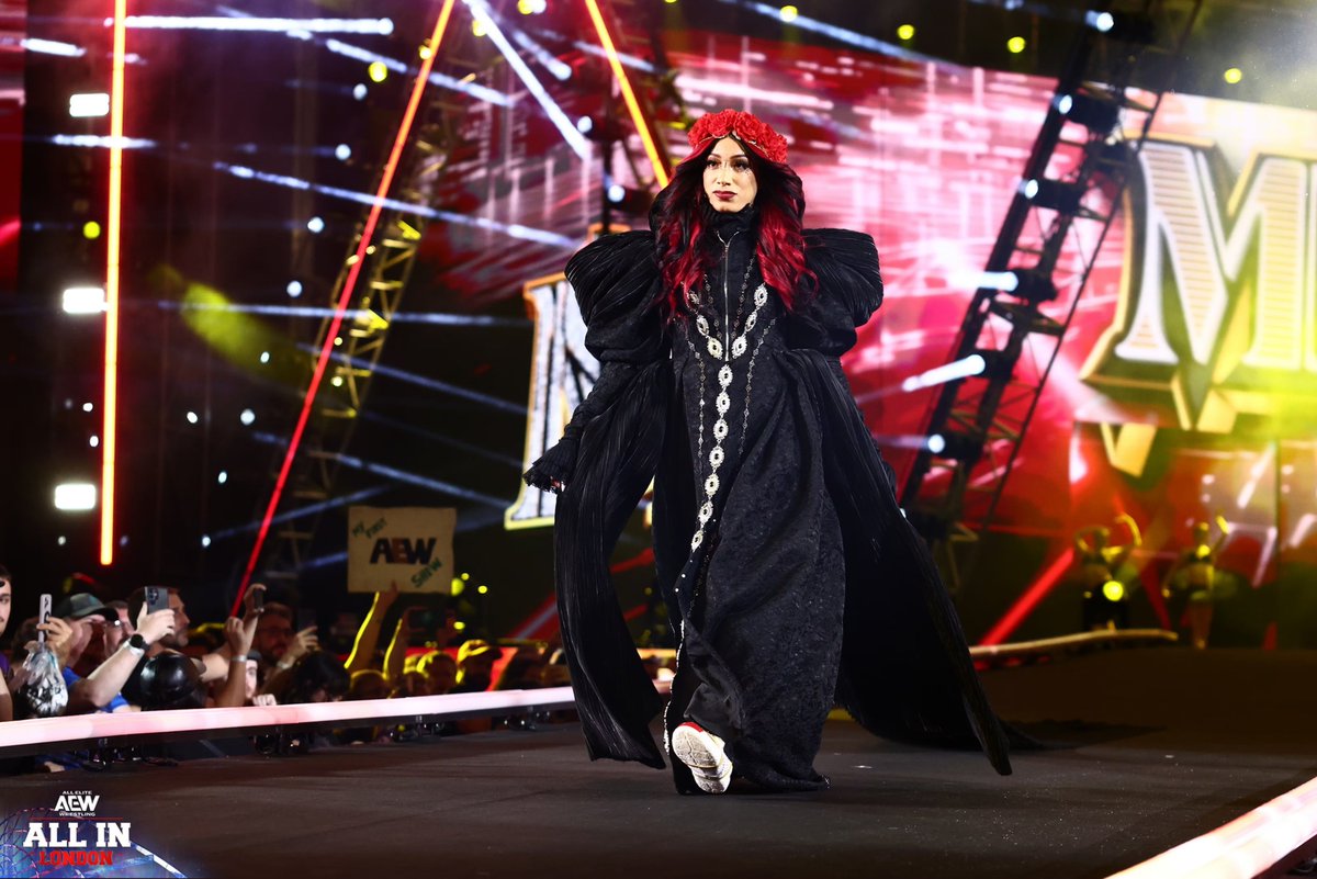 richard93612's tweet photo. Imágenes 4K de Mercedes Moné (@MercedesVarnado) en #AEWAllIn 2026 de #AEW desde el Estadio Wembley en Londres, RU. Ella es una dama muy linda y su vestimenta esta a la altura de una Directora Ejecutiva.
#TheCEO #Beatiful #AEWenEspañol https://t.co/5UrweOmhQz