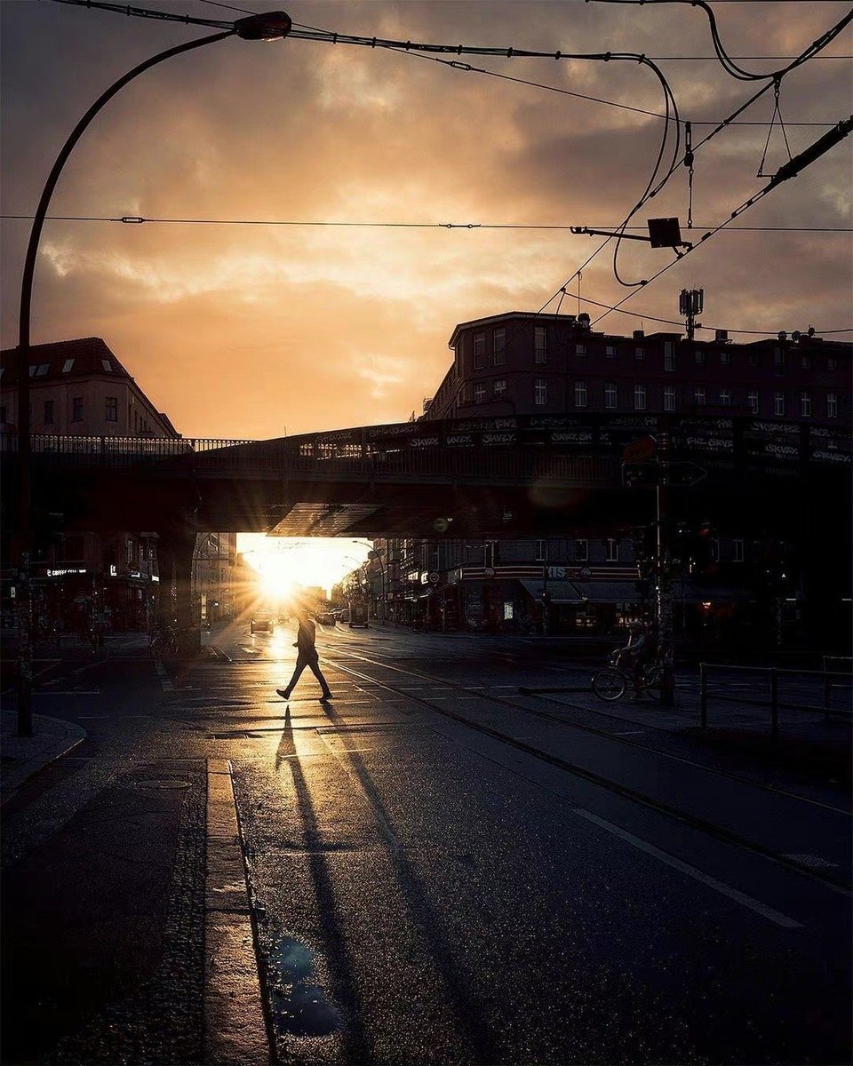 LeilaColtoec's tweet photo. Calle de Barcelona, un atardecer entre luces y risas casuales - la ciudad sabe capturar momentos simples. https://t.co/SFO9Sfmj1V