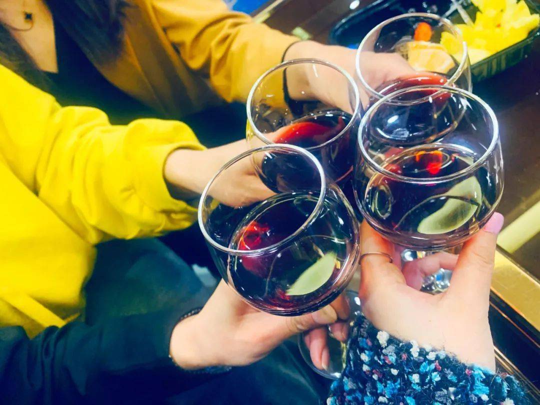 CookieRankin's tweet photo. Suns out, diplomas out  Grad day’s finally here—cheers to all the late nights, lab wins, and ride-or-die friends who made it count. Next stop: whatever wild thing’s next! https://t.co/4nfkwaRV43