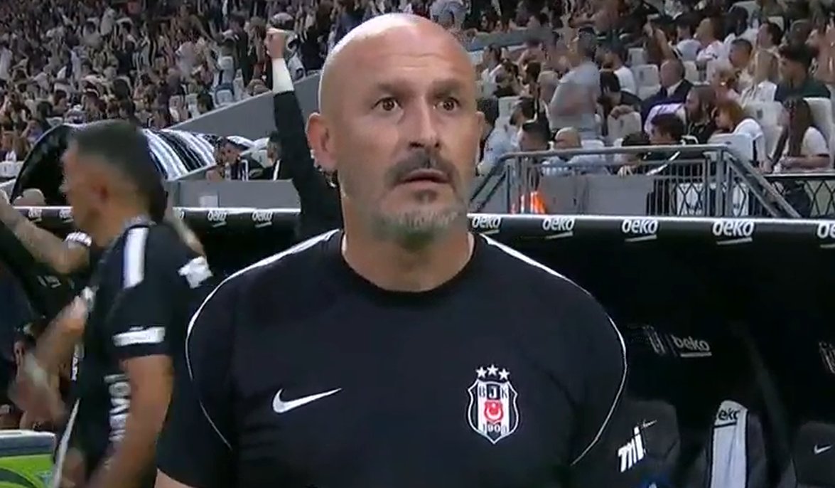 spordepormedya's tweet photo. 😅 Penaltı kullanılırken Vincenzo Italiano. https://t.co/TrY8d2x6ks