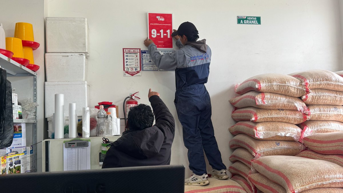 ecu911Ibarra's tweet photo. #Tulcán | Hoy, el equipo de #VinculaciónECU911 realizó la colocación de señalética oficial en varios locales comerciales de la avenida Veintimilla a fin de incentivar el buen uso de la #LíneaÚnica911🚨

El #ECU911 trabaja permanentemente en actividades de vinculación con la comunidad 🤝para que se utilice con responsabilidad este canal para el reporte de emergencias.