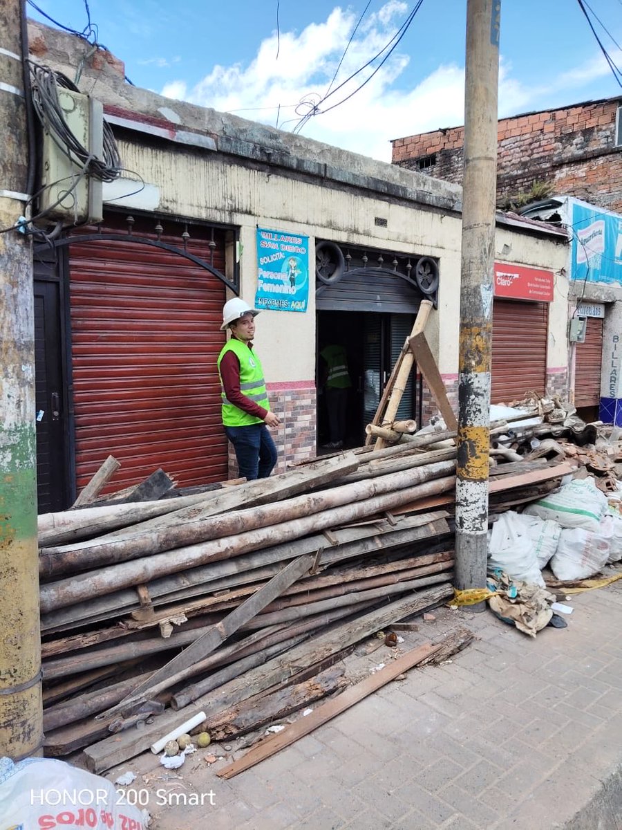 FicoGutierrez's tweet photo. Medellín sigue al servicio de Colombia🇨🇴.

En este momento tenemos una comisión en Pereira conformada por 16 ingenieros estructurales voluntarios, que están evaluando las edificaciones afectadas por el sismo. Entre ellos nos acompañan 6 ingenieros de la Universidad de Michoacán, México, que cruzaron fronteras para venir a ayudar🇲🇽.

Ya son 98 ingenieros que hemos enviado desde Medellín a diferentes ciudades y más de 780 edificaciones evaluadas.

Gracias a todos. Seguiremos presentes donde nos necesiten❤️🇨🇴.