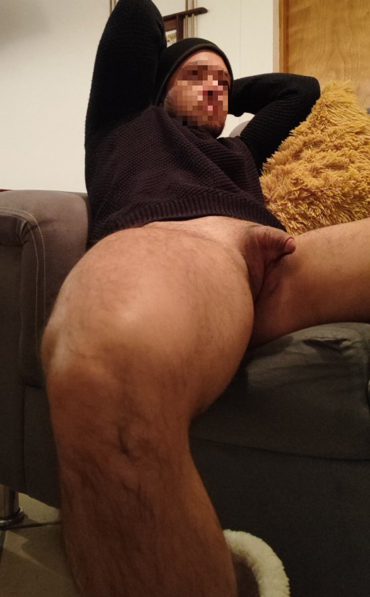 CoolXXYlife8's tweet photo. Resting after leg day https://t.co/egp1cxhDJ5