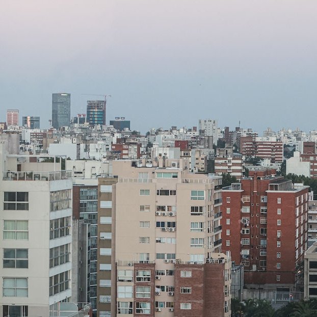 portalmvd's tweet photo. JÓVENES QUE ALQUILAN EN MONTEVIDEO PODRÍAN QUEDAR EXONERADOS DEL “IMPUESTO DE PUERTA”

El edil Juan Ignacio Abdala presentó una propuesta para que la Junta Departamental evalúe exonerar de la Tasa General Departamental a jóvenes que alquilan viviendas en Montevideo. La iniciativa busca aliviar los costos de quienes estudian, trabajan o se independizan.

¿A quiénes alcanzaría?
El planteo toma como referencia la franja de 18 a 29 años utilizada por el Censo 2023. Según los datos incluidos en la propuesta, el 24,2% de los hogares montevideanos que alquilan tienen como jefe o jefa a una persona de esa edad, lo que equivale a unos 40.000 hogares.

La Tasa General se cobra cada dos meses y corresponde al ocupante de la vivienda, por lo que también deben abonarla los inquilinos. El monto depende de cada inmueble y de los servicios departamentales asociados.

Cuánto podría ahorrarse
Según las estimaciones de Abdala, una exoneración para ese universo implicaría que la Intendencia deje de recaudar entre $130 millones y $217 millones al año, dependiendo del alcance que finalmente tenga la medida.

Distribuido entre los 40.000 hogares considerados, el ahorro promedio sería de entre $3.250 y $5.425 al año, unos $540 a $900 por factura bimestral. Se trata de una referencia, ya que el monto de la tasa varía según cada vivienda.

“Ser joven y alquilar una vivienda es cada vez más difícil”
Abdala sostuvo que el objetivo es generar “un alivio directo sobre ese gasto para los inquilinos jóvenes” y afirmó: “Ser joven y alquilar una vivienda es cada vez más difícil”.

El edil aclaró que no se trataría de un nuevo gasto para la comuna, sino de renunciar a parte de la recaudación de la Tasa General. También sostuvo que el costo estimado sería “inferior a lo que la intendencia gastó el año pasado en el casino municipal y cercano a la mitad de lo gastado en TV Ciudad”.

La propuesta fue enviada a la presidenta de la Junta Departamental, Sofía Espillar, para que sea analizada por la Comisión de Hacienda y Cuentas. Allí deberá definirse el alcance de la eventual exoneración y las condiciones para acceder al beneficio.

(+) en Montevideo Portal: https://t.co/4NEeaZlRAB