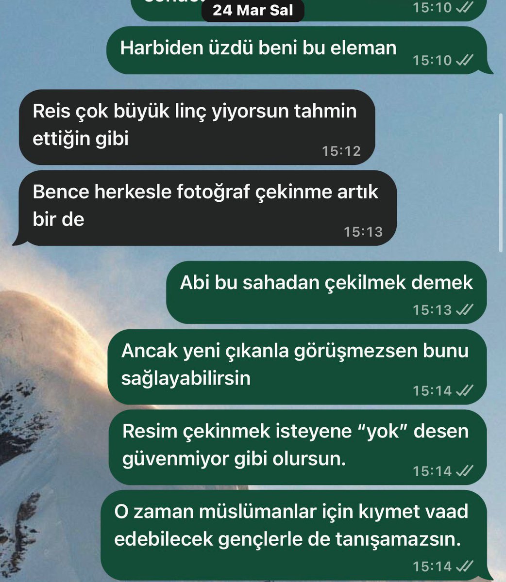 AltayCemMeric's tweet photo. Bu az önceki eleman değil, 24 Martta başka bir arkadaşımla mesajlaşmam. Benim dünyam böyledir. 

Fakat kötüsü artık şu garabeti ile bu camianın hayır vaad ettiğine inanmıyorum.

O zaman münferit bir olay sanıyormuşum. Ama ciddi ciddi burada yaygın bir patoloji var. Müslümanlık dedikleri ufak bir kümesin lobiciliğinden ibaret.

Toplum kötüye gidiyor diye zırlayan elemanlardan her türlü kötülüğü bekliyorsun. Garip şey.

Ben bunlara baya baya hüsnü zannımı kaybettim. Allah şahit hüsnü zannım gitmesin diye de ciddi anlamda uğraştım. Ama hala hüsnü zan etsem gerizekalı olmam gerekir.

Mesela hiçbir gavura saldırmadıkları gibi saldırmalarına şaşırmıyorum. Bunu normal algılamam o kadar anormal ki düşündükçe hayret ediyorum.