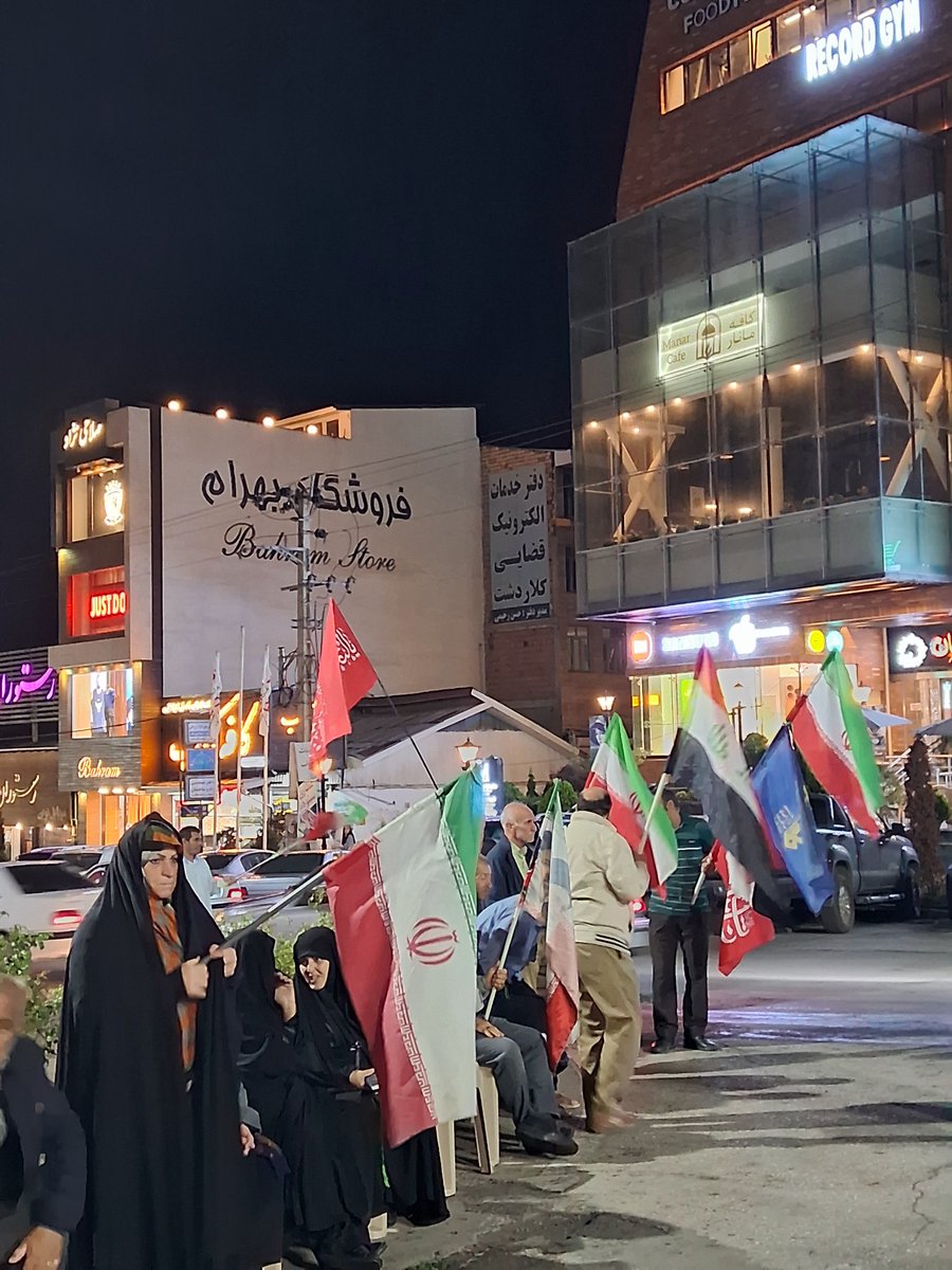 solAle_135's tweet photo. روایت حضور مردم ولایی
 کلاردشت در #میدان_یار شب
 یکصد وهشتادو چهارم از شبهای
 لبیک به رهبر عزیز وحمایت از رزمندگان غیوراسلام... https://t.co/L1hHpbFWxB