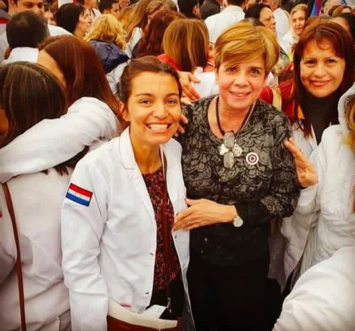Diegoliking's tweet photo. Qué fácil es empujar a otros al precipicio cuando vos estás bien asegurada. González exige renuncias, pero ni loca suelta sus 25 millones mensuales, un monto imposible de conseguir con los CERO pacientes que ha atendido en todo este año. Su discurso desequilibrado solo busca manipular y lo consigue porque al final del día, ningún sindicalista de su entorno ha presentado su renuncia. El negocio del gremialismo en su máxima expresión. 🤡