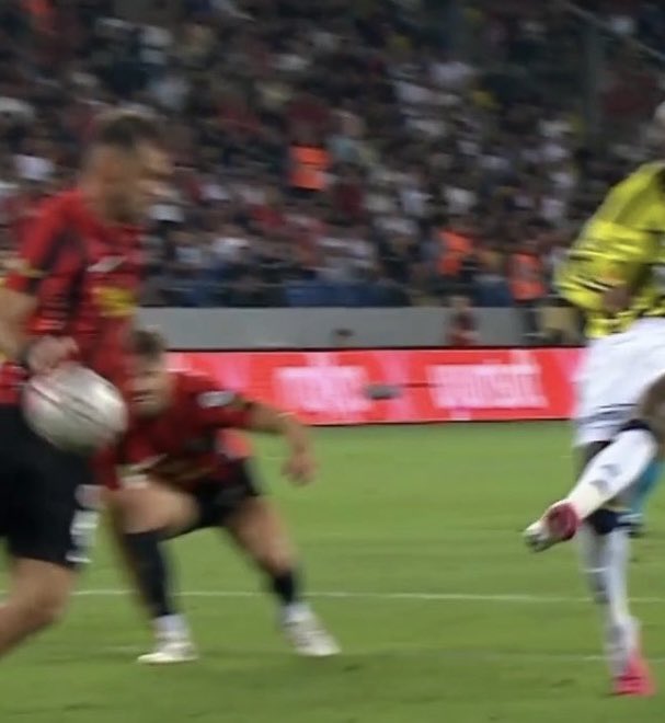 SaracogluSports's tweet photo. PENALTI VERİLMEDİ             PENALTI VERİLDİ https://t.co/jXvOX3eZ1t