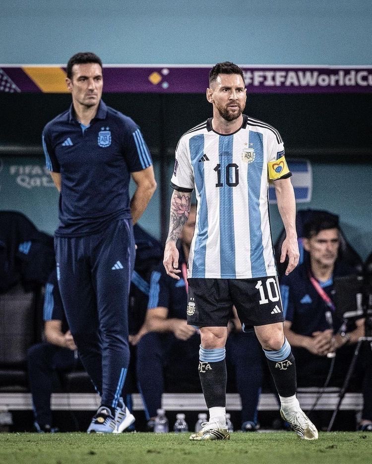 sa10nee's tweet photo. Leo Messi reveals an incident involving him and Argentina coach Lionel Scaloni before the World Cup final loss to Spain was one of the reasons that influenced his decision to retire from the national team.

🗣️ Leo Messi: “My decision to retire from the national team was really difficult for me, like I stated earlier, because I always wanted to play for Argentina until I officially retired from football. 

I felt I still had a few years to give my country. But the truth is, before the World Cup final, Scaloni and I had some issues. I know we had good years together, won my first trophy with him as a coach, and I’m forever grateful to the FA for appointing him as a coach.

But the truth is, he didn’t respect me before the World Cup final. I told him what we needed to do to be able to beat Spain in the final. I know I’m not a coach, but at least he could take my advice. I told him we needed to go toe-to-toe with Spain in possession if we wanted to win against them and not sit back against them because it’s deadly that way. 

He refused to listen to me and disrespected me in front of my teammates. That really broke me because I thought we were actually friends. I know in the future we will talk about that mistake and settle things out.”