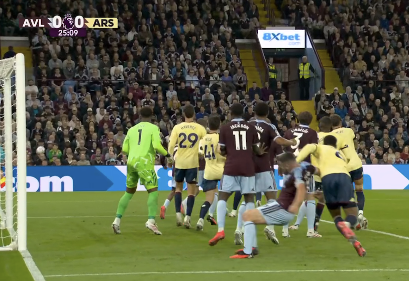 TouchlineX's tweet photo. 📸 - Gabriel is dragging his opponent down with not a ball in sight. https://t.co/Seo2j4k5Yx
