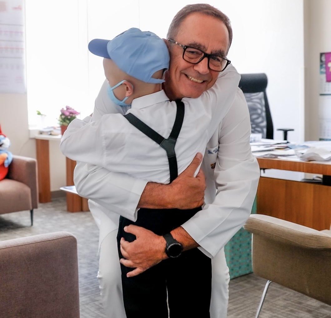 ustunezer's tweet photo. Lösemili çocuk ,
Artvin’in bir köyünden geliyor.
Muhtemelen madencilerin SİYANÜR ‘ü yüzünden kanser olmuş
Yoğun kemoterapi uygulandı ama ne fayda.
Düşman çok güçlüydü.
Ama hiç birimiz
UMUDUMUZU kaybetmedik ve KEMİK İLİĞİ NAKLİ yaptık.
Son şansında HAYAT VERDİK. 
İyi ki LÖSEV… https://t.co/L4qhNd3kZS