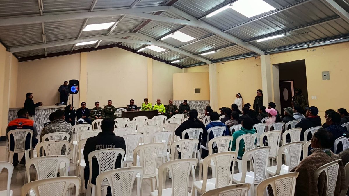 ecu911Ibarra's tweet photo. Equipo técnico del #ECU911 #Tulcán participó en una reunión de trabajo con el Teniente Político y moradores de la parroquia #Tufiño, cantón #Tulcán, para abordar temas relacionados a la videovigilancia e interoperabilidad.

🤝El objetivo es fortalecer la coordinación interinstitucional para el beneficio de la colectividad de este territorio.

#LineaÚnicaParaEmergencias 9️⃣1️⃣1️⃣.