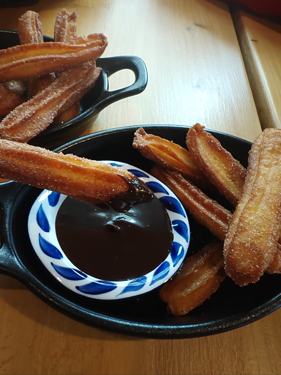 NoelleYorkyzwi's tweet photo. Churros crujientes con chocolate caliente, el snack perfecto para una tarde callejera. https://t.co/k6dpLApsm8