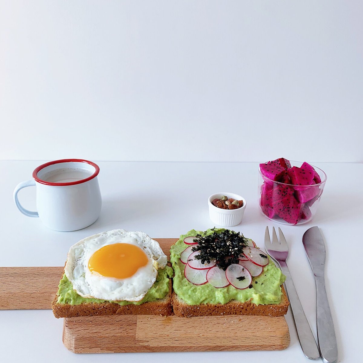 RiverFinlakwnu's tweet photo. Una tostada con aguacate y un café recién hecho! Momentos de calma simples y deliciosos. https://t.co/wZtUAZXArB