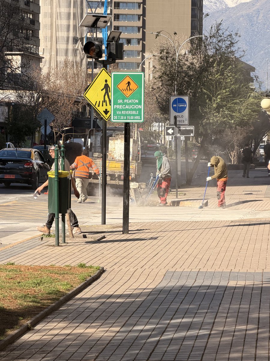 wramos9's tweet photo. @MuniNunoa @sebastiansichel parece que la seguridad y cuidado del los subcontratos de Muni no es una prioridad , o no hay fiscalización de las empresas contratistas https://t.co/meV94XKOIw