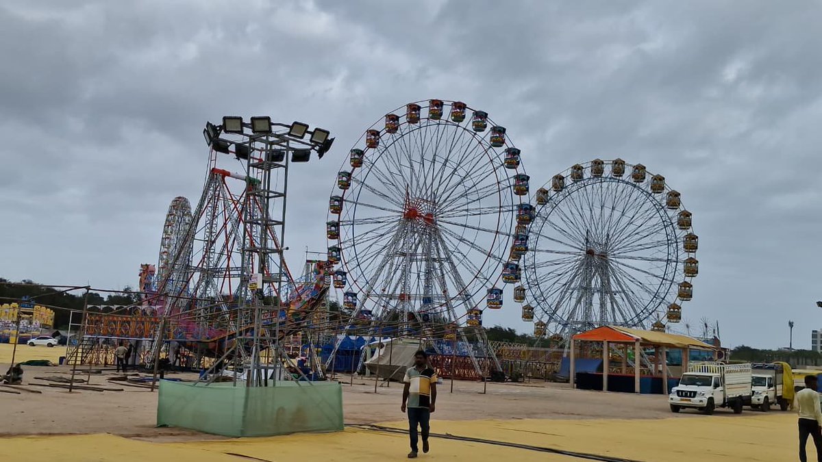 PorbandarPMC's tweet photo. શ્રી કૃષ્ણ સખા સુદામા સાંસ્કૃતિક લોકમેળાની તડામાર તૈયારીઓ પૂરજોશમાં! 🎡✨
તા. ૩ થી ૭ સપ્ટેમ્બર દરમિયાન ચોપાટી મેદાન ખાતે ભવ્ય લોકમેળાનું આયોજન. સાંસ્કૃતિક કાર્યક્રમો, રાઈડ્સ, ખાણીપીણી અને મુલાકાતીઓની સુરક્ષા સહિતની તમામ સુવિધાઓ માટે મહાનગરપાલિકા દ્વારા વિશેષ આયોજન.
#પોરબંદર https://t.co/GqUcJsb0ep